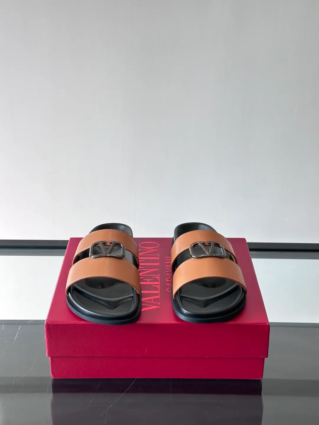 Men's shoes 💰p320 "VALENTINO" Valentino Men's 🧍‍♂️ Spring and summer new style metal rivet flat slippers, elegant sandals, the same style worn by celebrities, original molding, imported calfskin. Rubber outsole. Soft and durable, full set of counter packaging size: 39-44 (customized at 38.45.46)